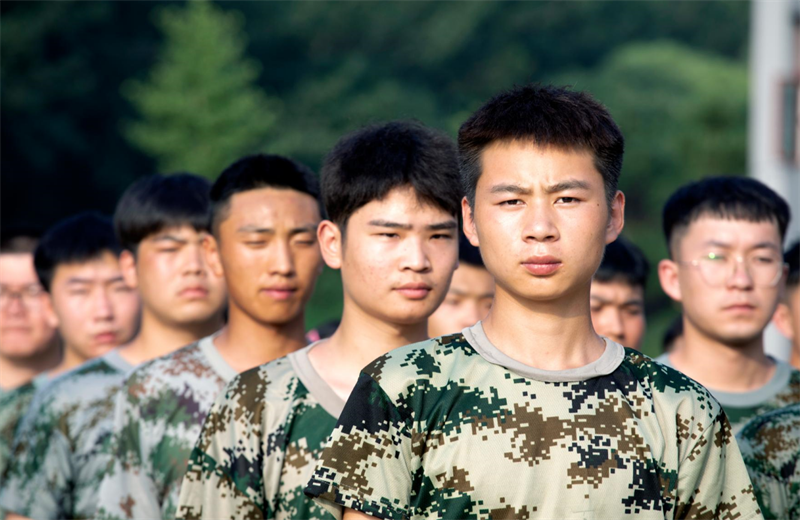 2021年7月6日，人生就是博北京集团百名应届大学生褪下便服换上军装，在训练场上接受为期2天的军训，享受入职前的第一份美好记忆。
