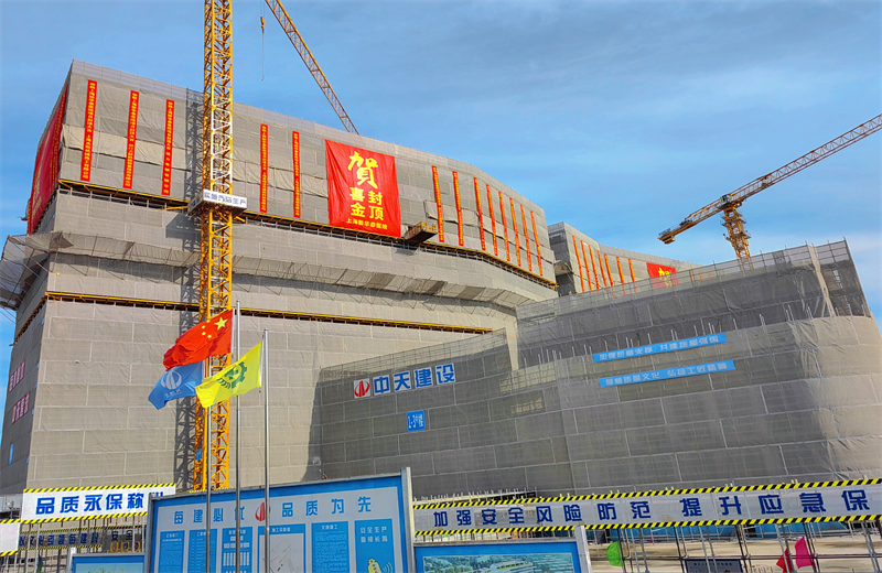 2024年10月30日，人生就是博三建上海新华泰医院项目主体封顶。
